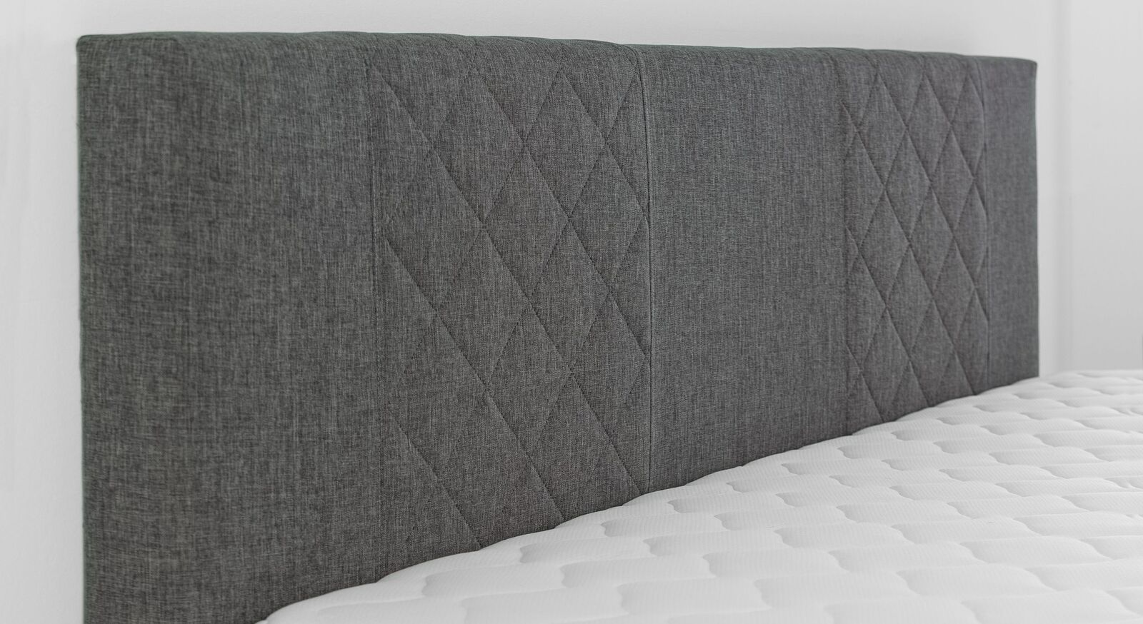 Zwei charmant abgesteppte Bereiche lockern das Kopfteil des Boxspringbettes "Ordan" dezent auf.