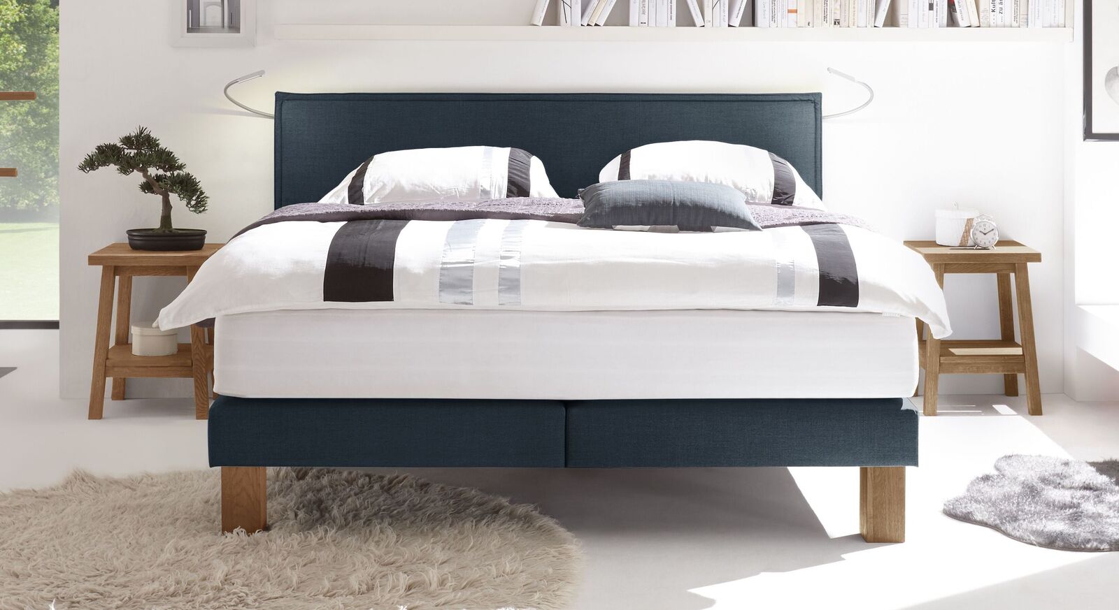 Genie&szlig;en Sie traumhaften Schlafkomfort im Boxspringbett "Oss" mit Samtvelours-Bezug (hier in Marine).