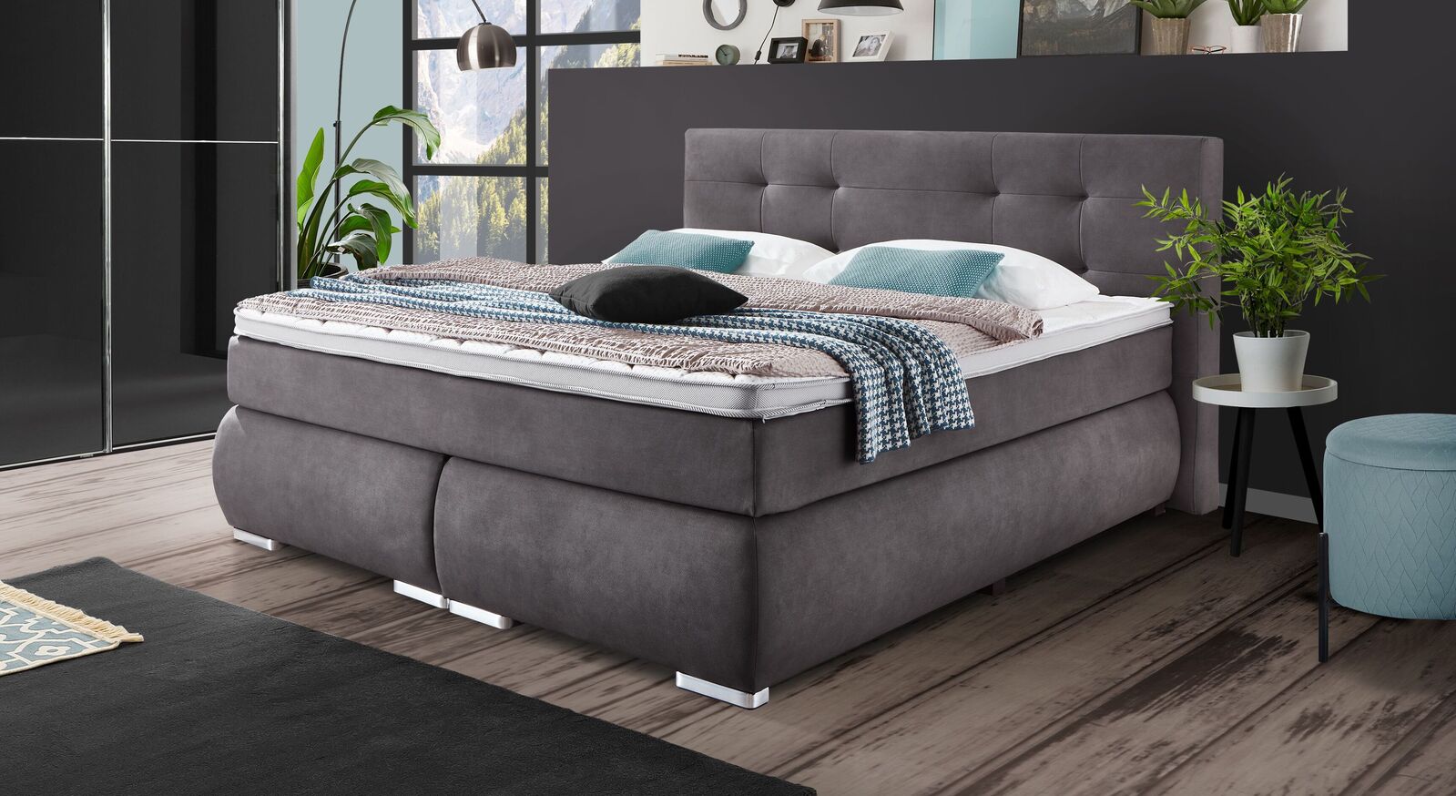 Das moderne Boxspringbett "Revelin" ist mit pflegeleichtem Kunstleder in zeitlosem Anthrazit bezogen und wird inklusive Matratze und Topper geliefert.