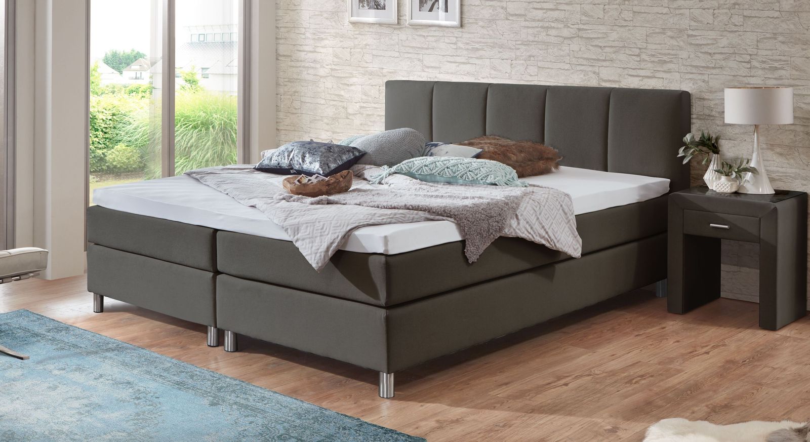 Zeitlos sch&ouml;n: das anthrazitfarbene Boxspringbett "Rockford" &ndash; hier mit 53 cm Liegeh&ouml;he.