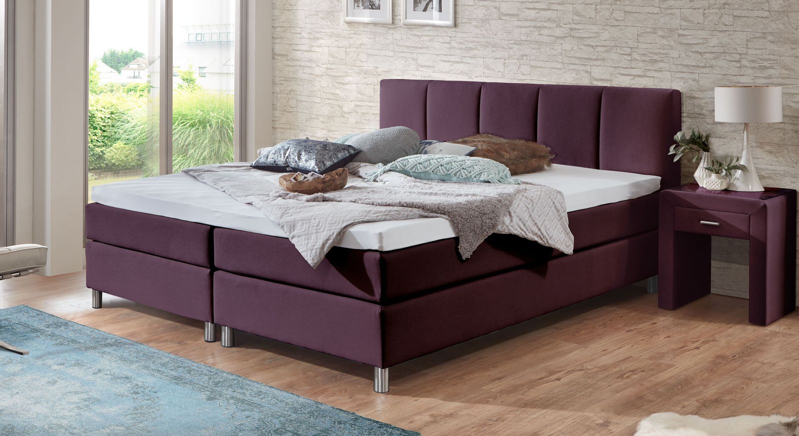 Setzen Sie Farbakzente &ndash; mit dem attraktiven Boxspringbett "Rockford" in Beere (Liegeh&ouml;he: 53 cm).