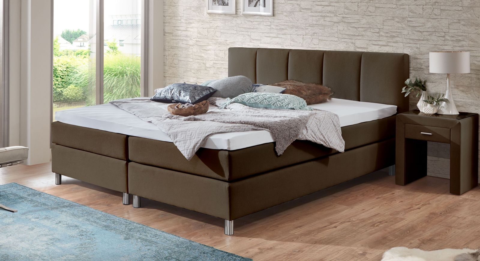 Der braune Webstoffbezug unterstreicht das gem&uuml;tliche Design des Boxspringbettes (hier 53 cm hoch).