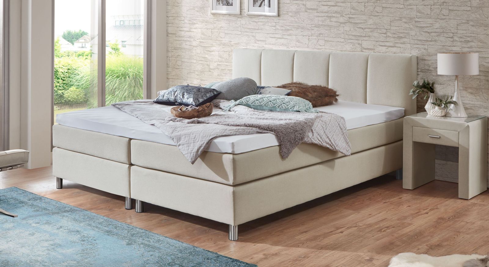 Dezent f&uuml;gt sich das cremefarbene und 53 cm hohe Boxspringbett "Rockford" in Ihren Raum ein.