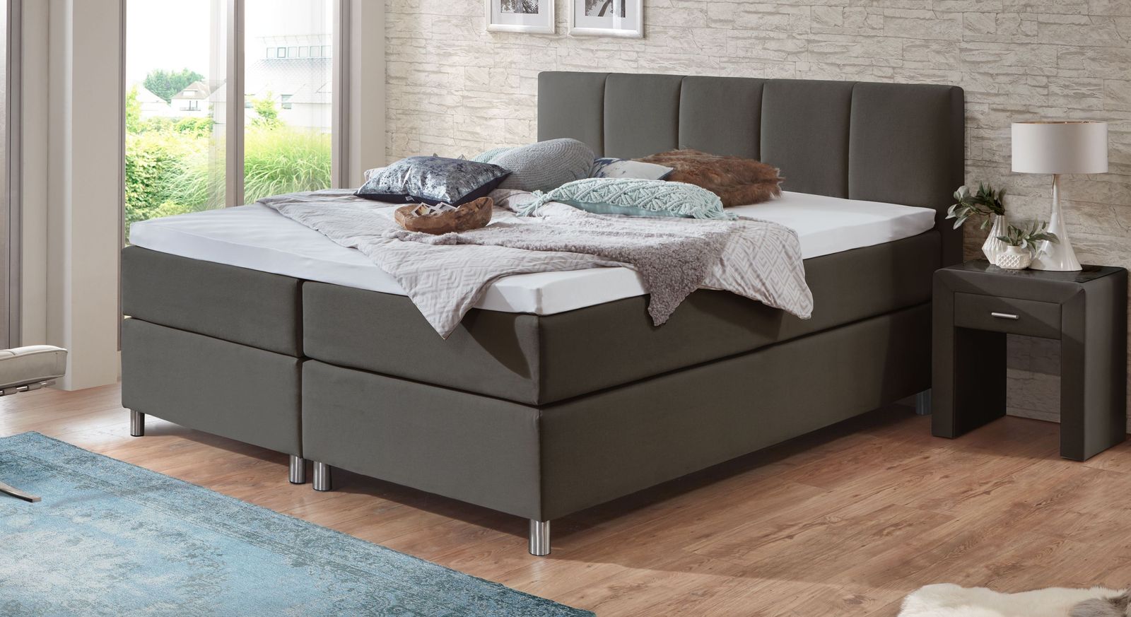 Das 66 cm hohe Boxspringbett (hier in Anthrazit) bietet Schlafkomfort wie in Spitzenhotels.