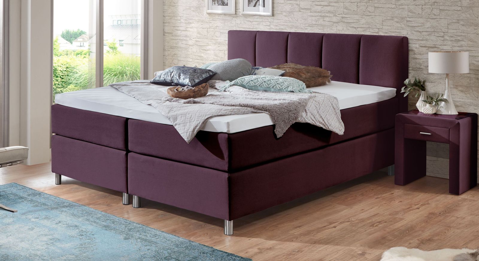 Mit dem beerefarbenen Bett "Rockford" (66 cm Liegeh&ouml;he) bringen Sie Farbe in Ihr Schlafzimmer.