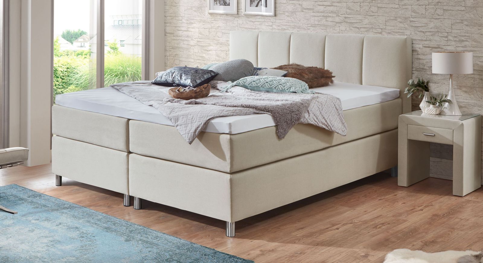 Dank 66 cm Liegeh&ouml;he genie&szlig;en Sie mit dem Boxspringbett (hier in Creme) einen komfortablen Einstieg.