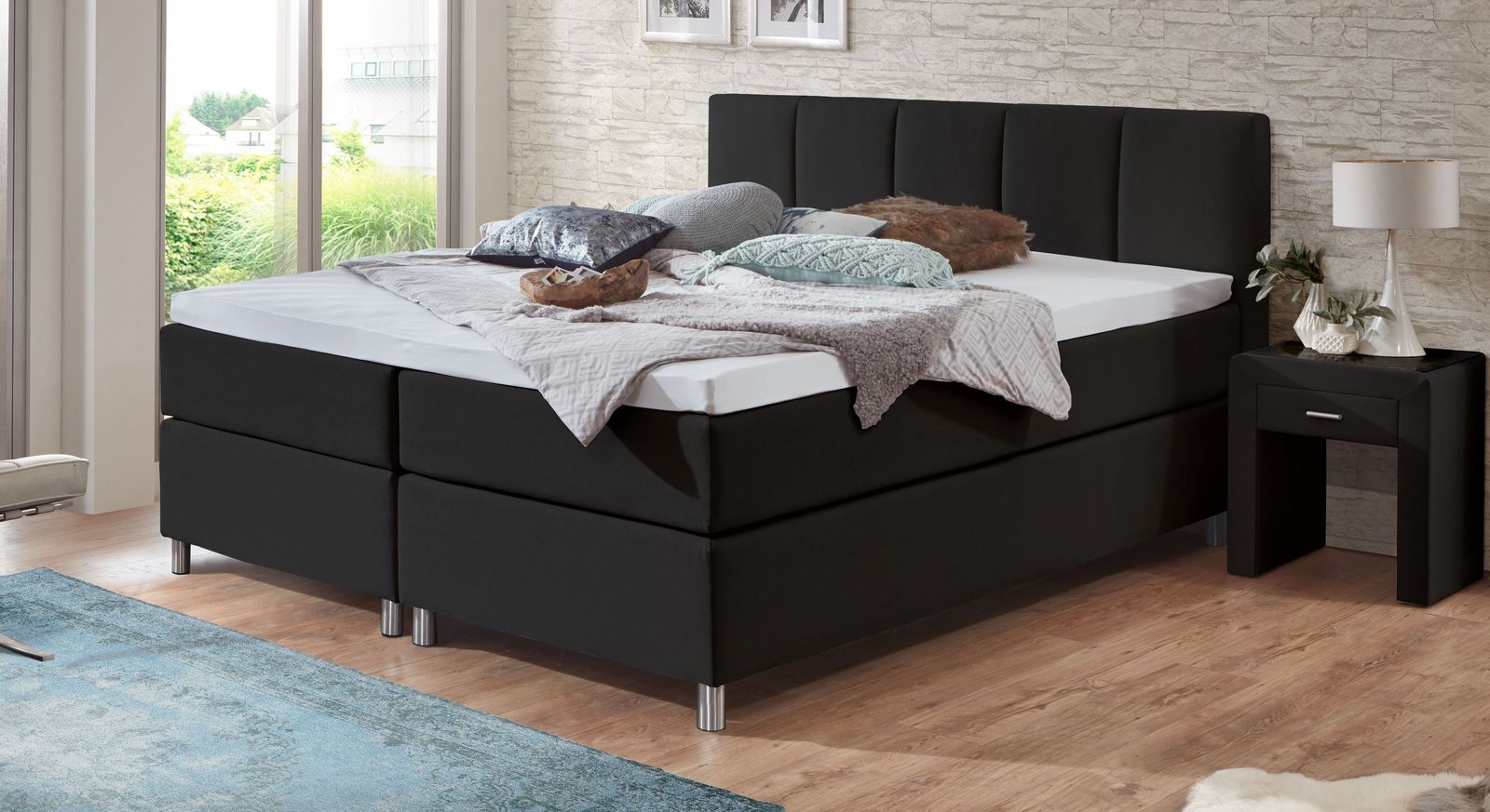 Eleganz im Schlafzimmer: das Boxspringbett "Rockford" mit schwarzem Bezug (hier mit 66 cm Liegeh&ouml;he).