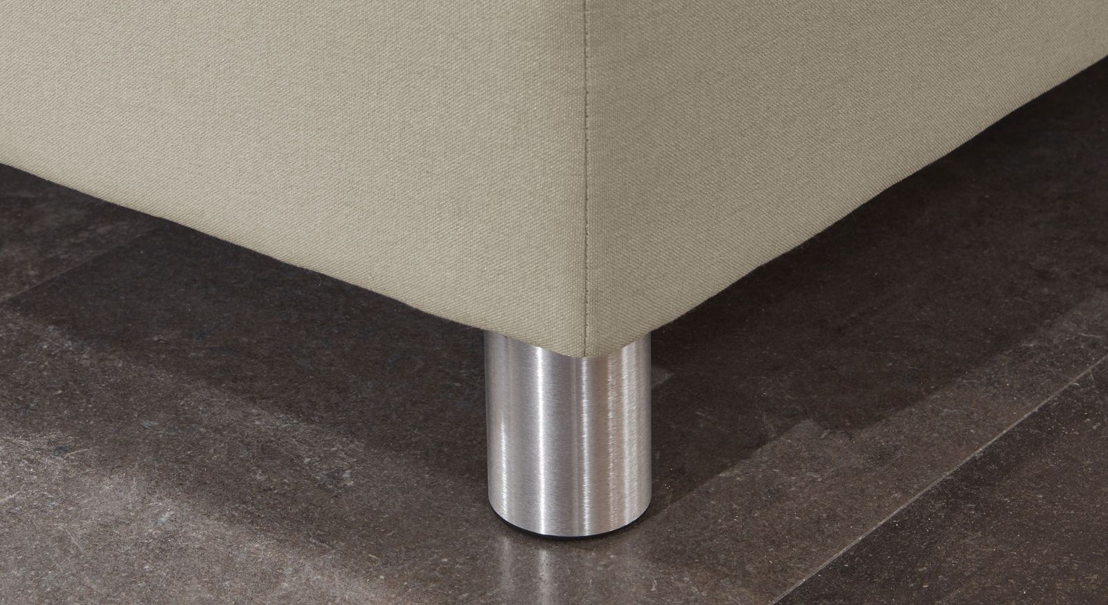 Am Fu&szlig;ende verf&uuml;gt das Boxspringbett "Rockford" &uuml;ber runde Beine aus geb&uuml;rstetem Aluminium.