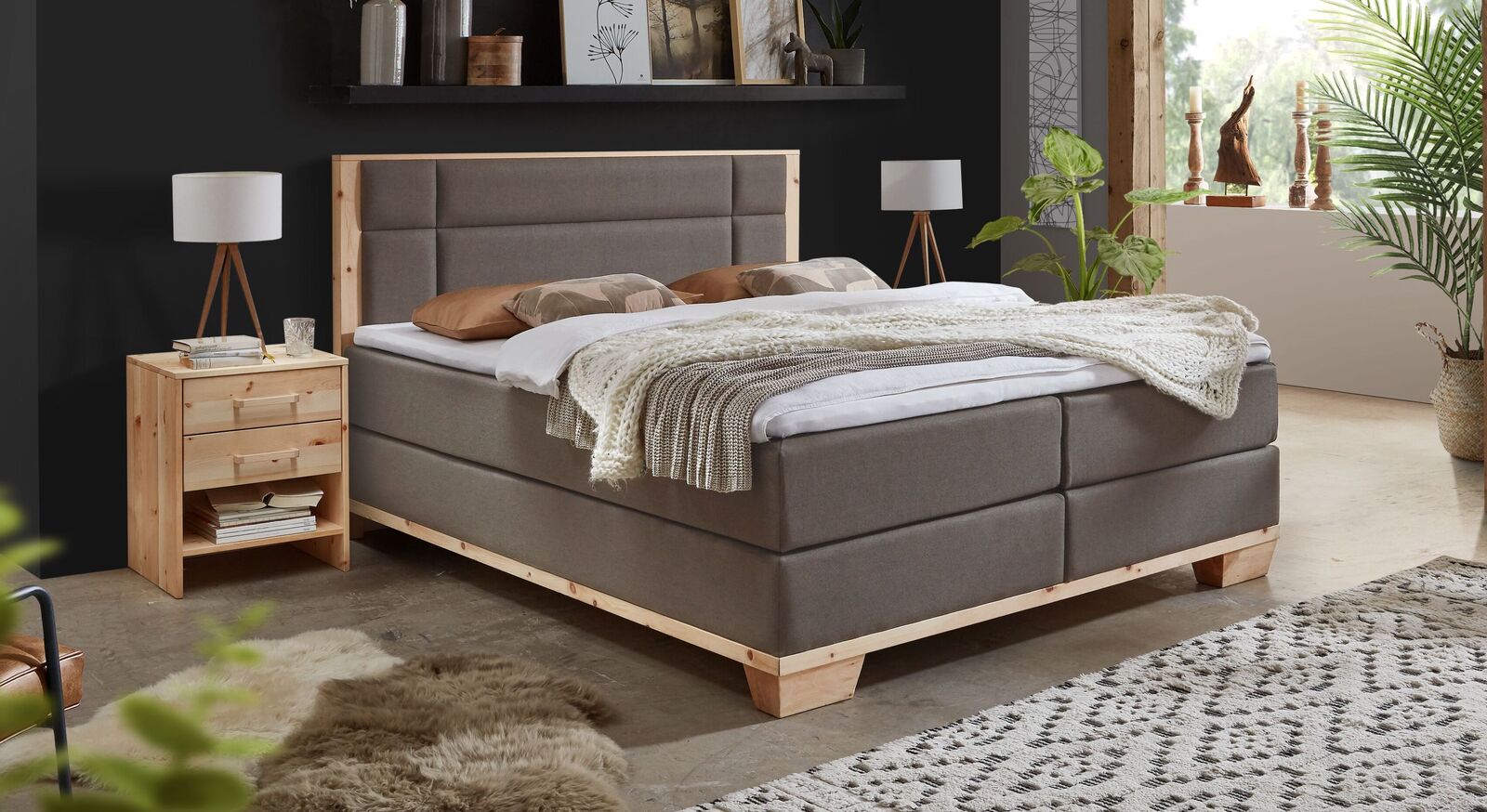 Gem&uuml;tlichkeit im attraktiven Materialmix: das Boxspringbett "Salonetto" aus  nat&uuml;rlichem Zirbenholz und hochwertigem Webstoff (hier in Taupe).