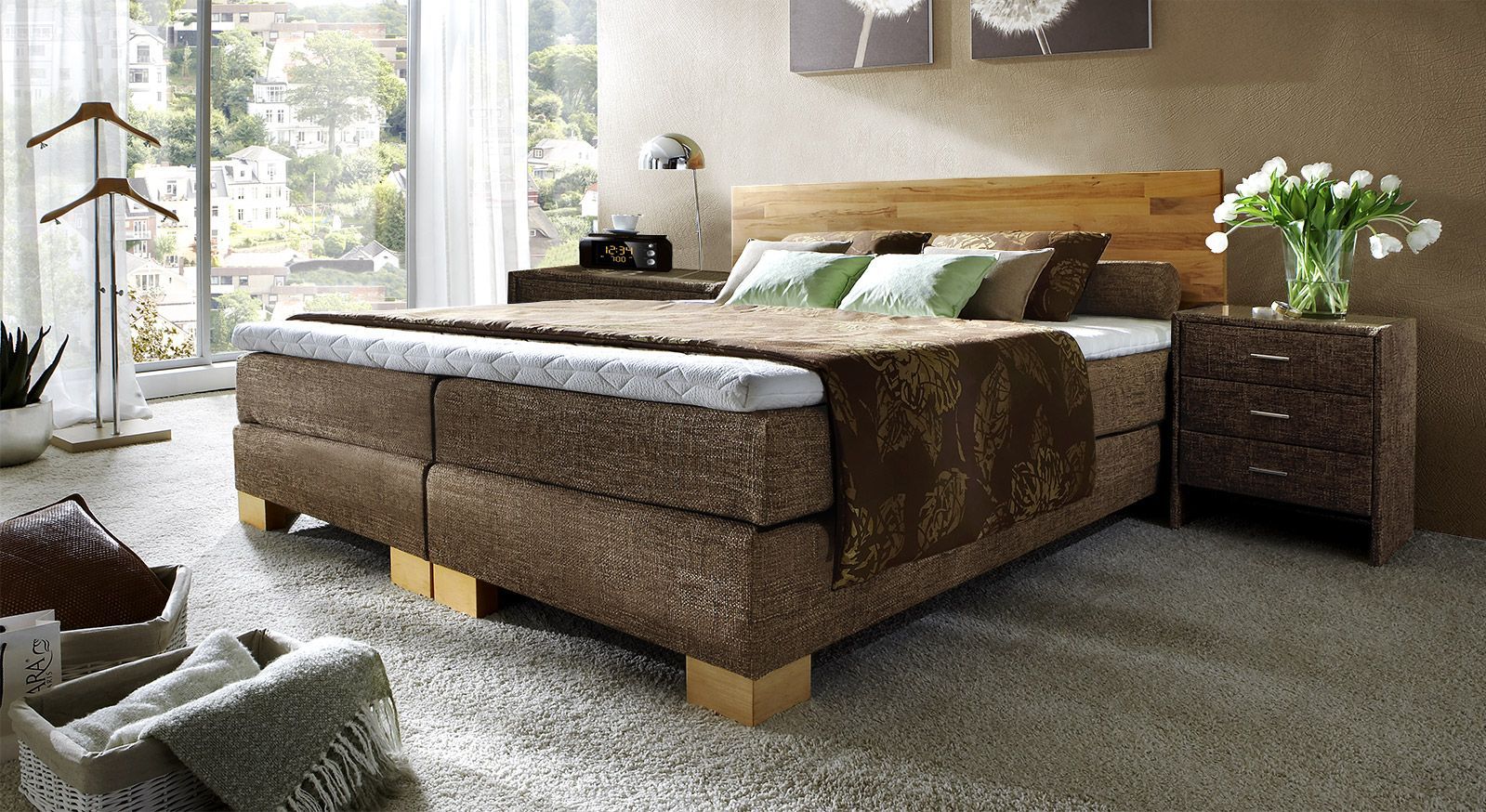Das Boxspringbett "Salvatore"  in gem&uuml;tlichem Braun und passendem Plaid "Luciano".