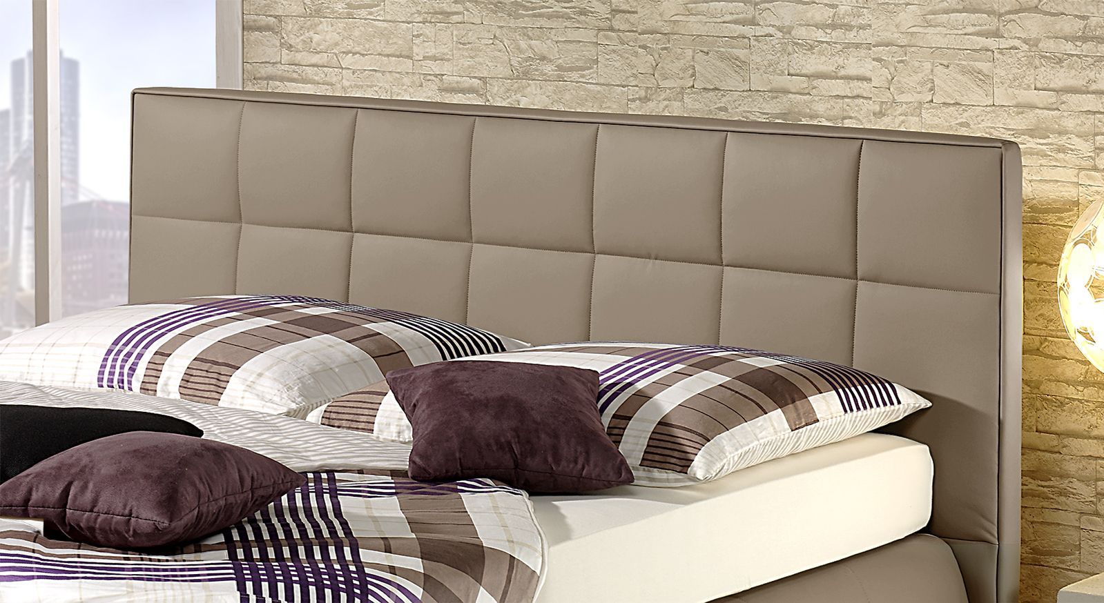 Das gepolsterte Kopfteil l&auml;dt zum entspannten Zur&uuml;cklehnen ein.