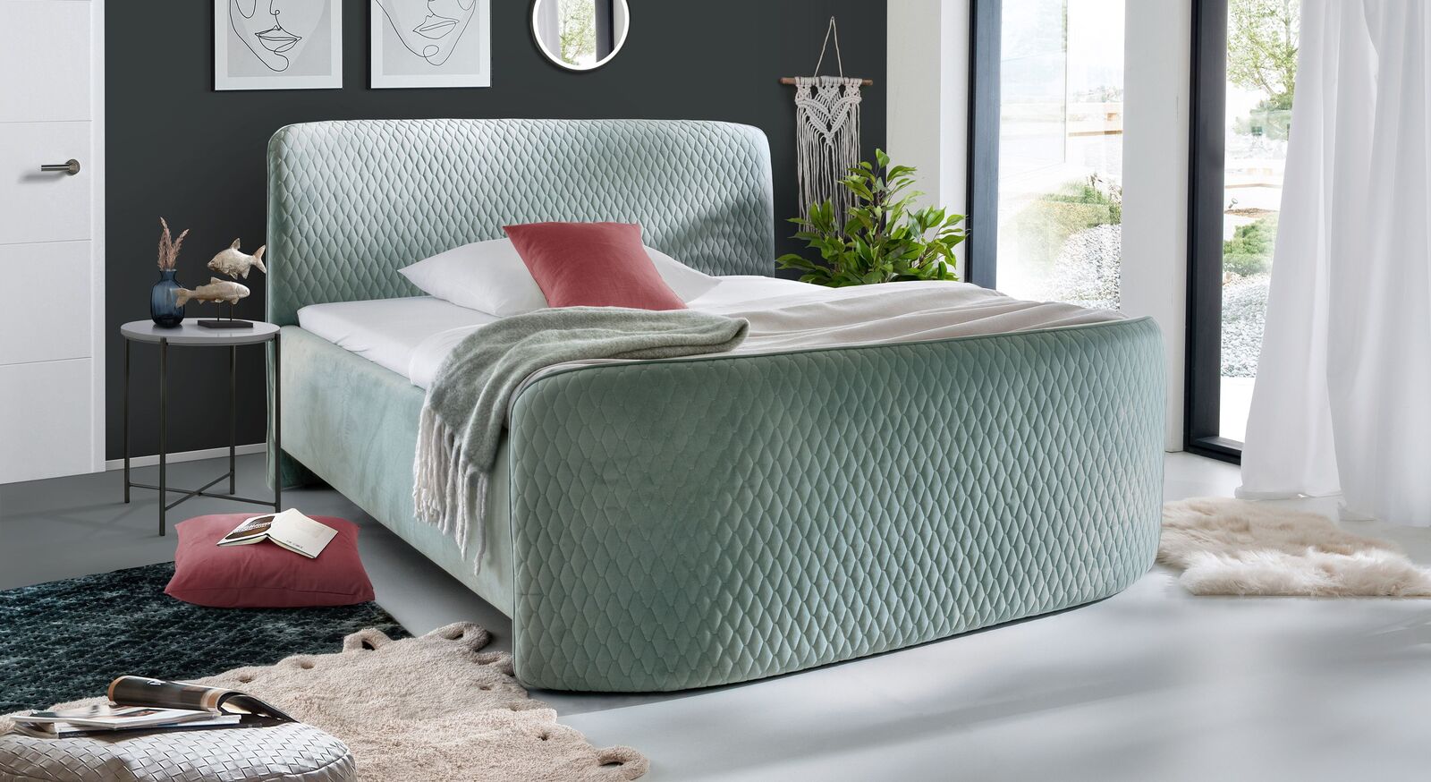 Frisches Farbe und ein raffiniertes Design: das Boxspringbett "Selina" mit rautenf&ouml;rmig gestepptem Veloursbezug in der Farbe Mint.