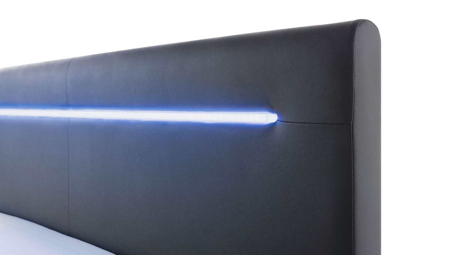 In das gepolsterte Kopfteil ist eine LED-Leiste eingelassen, die f&uuml;r stimmungsvolle Lichteffekte im Schlafzimmer sorgt.
