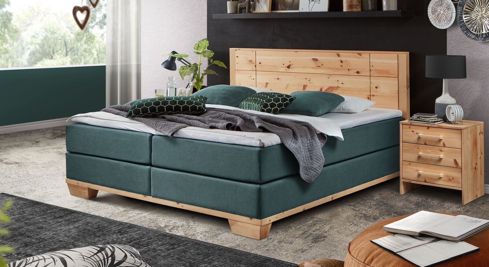Das elegante Boxspringbett "Sinestra" (hier in Petrol) &uuml;berzeugt durch eine attraktive Optik und gem&uuml;tlichen Komfort.