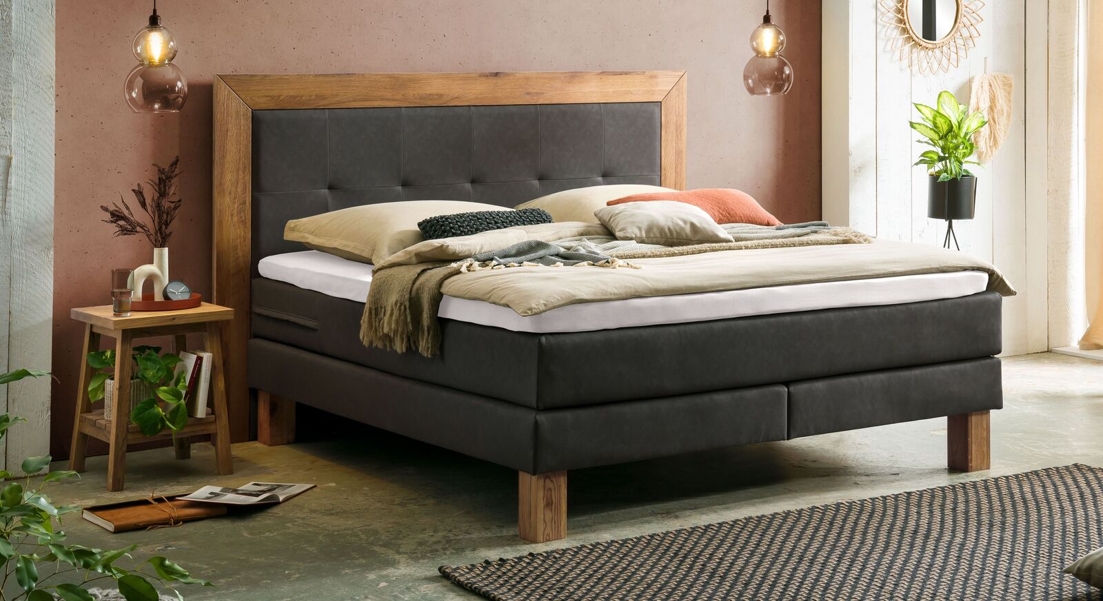 Luxuri&ouml;se Materialien klassisch designt: das markante Boxspringbett "Solberg" mit hochwertigem Kunstlederbezug (hier in Grau meliert) und Wildeiche.