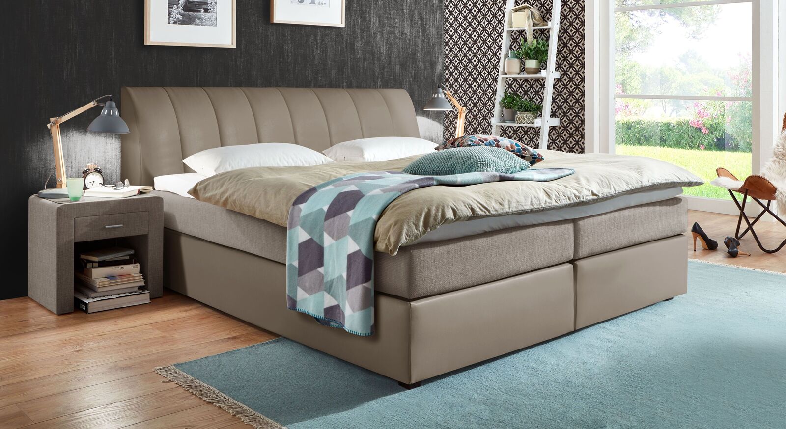 Weiches Kunstleder in Kombination mit grobem Webstoff &ndash; Boxspringbett "Sydney" hier in Taupe und Graubeige.