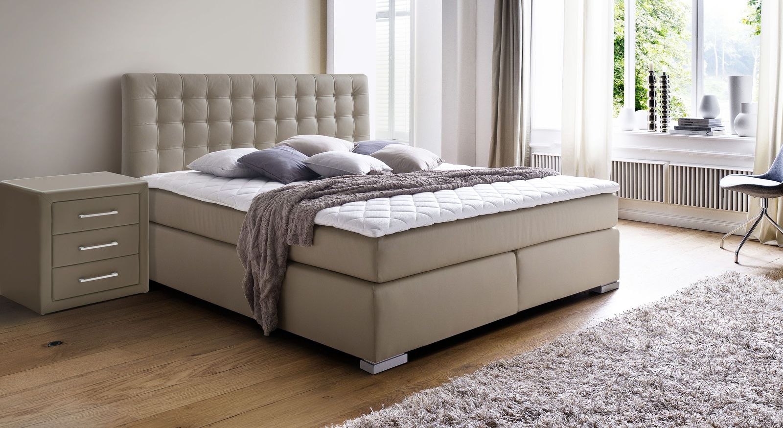 Der Klassiker f&uuml;r wohnliche Schlafr&auml;ume: das Boxspringbett "Taimea" in graubraunem Kunstleder.