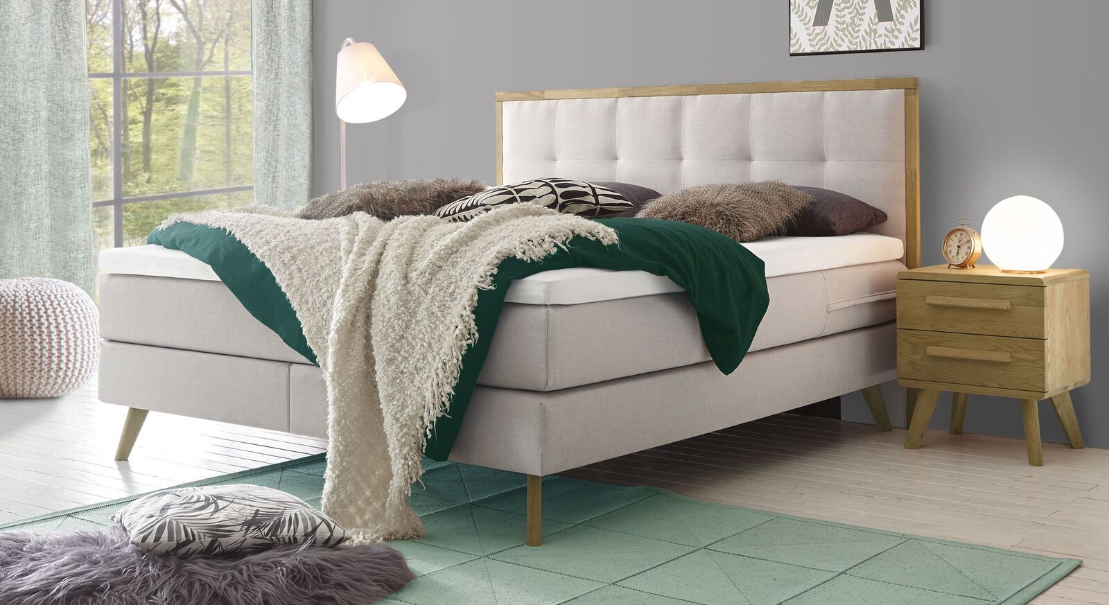 Das elegante Boxspringbett "Tistran" (hier in Hellgrau) bringt mit den hochwertigen Holzelementen aus massiver Eiche Gem&uuml;tlichkeit in Ihr Schlafzimmer.
