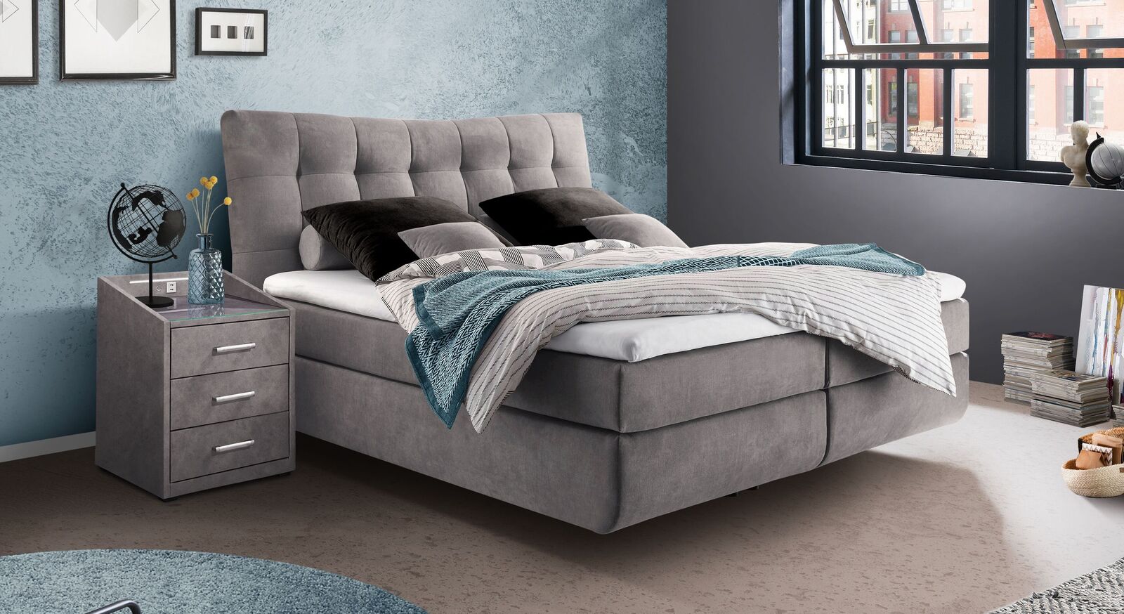 Komfortables Boxspringbett "Tobin" mit hellgrauem Microvelours-Bezug und raffinierte Schwebeoptik.