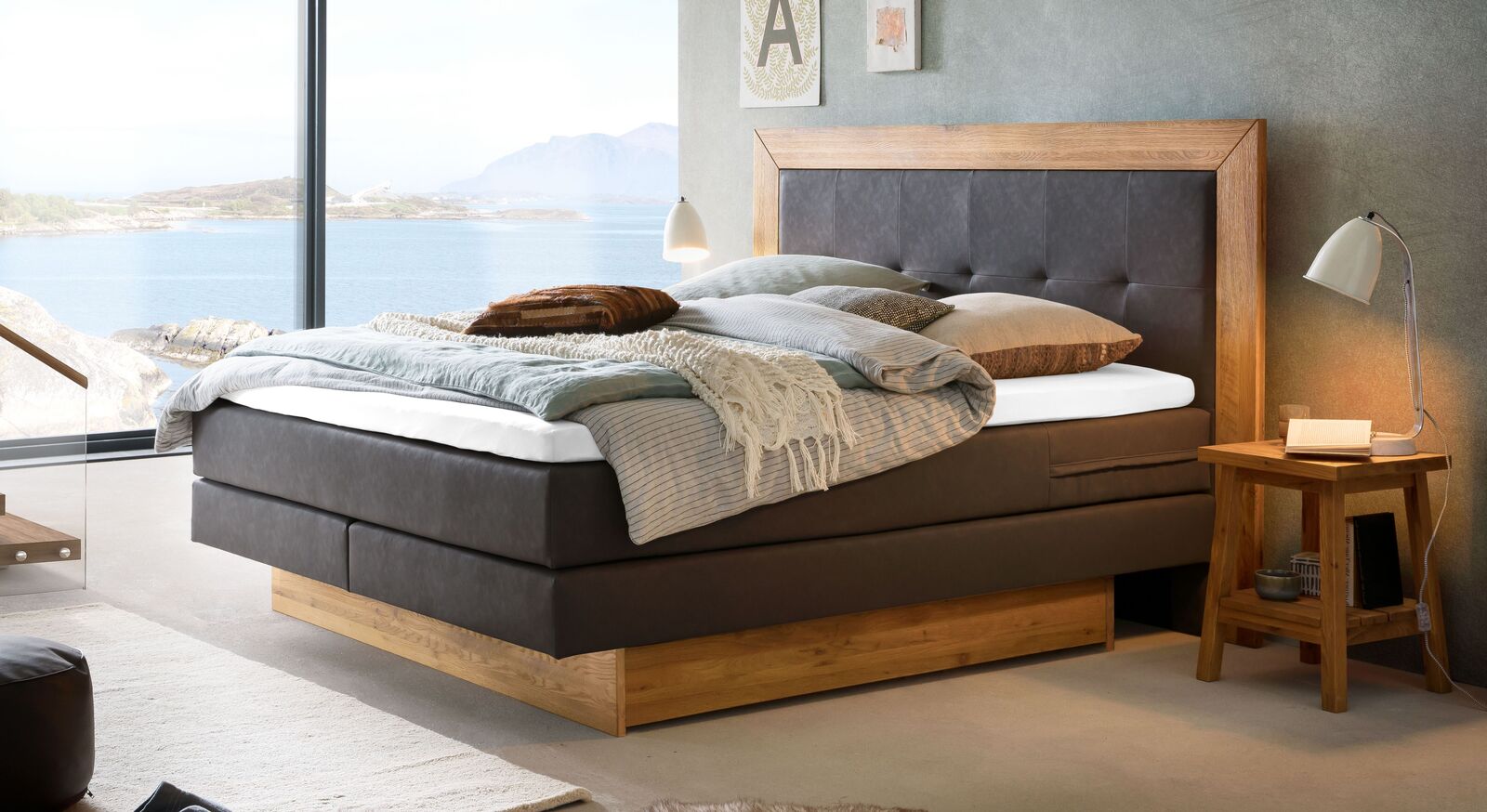 Lassen Sie sich vom Schubkasten-Boxspringbett "Vilberg" und seinem Industrial Style aus Wildeiche und Kunstleder begeistern.