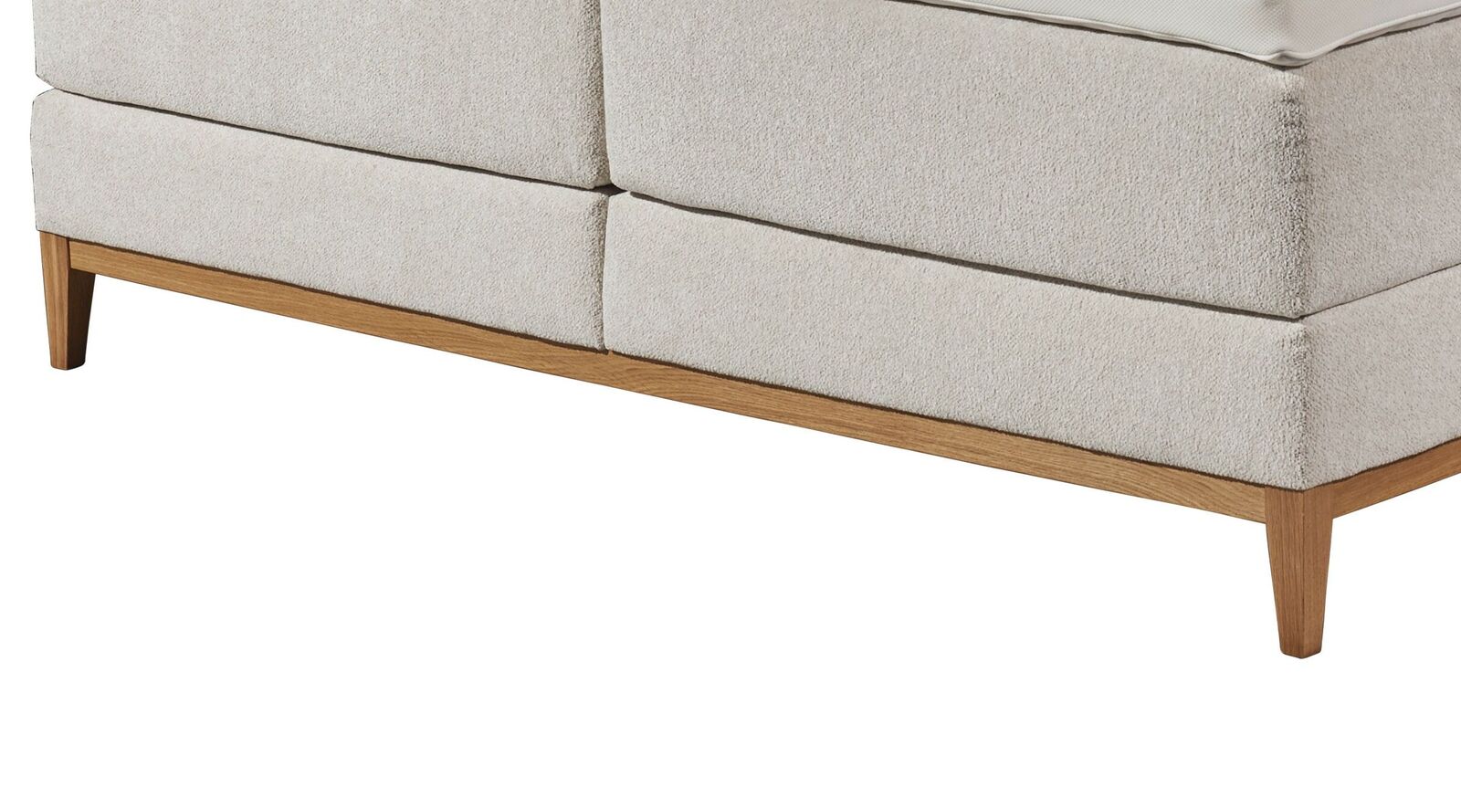 Das Untergestell mit den zierlichen Bettbeinen aus Massivholz l&auml;sst das elegante Bett filigran und gem&uuml;tlich erscheinen.