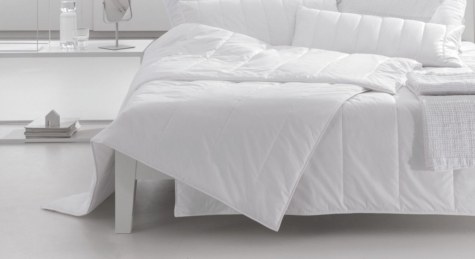 Ideal f&uuml;r warme Sommern&auml;chte: die Centa-Star Markenfaser-Bettdecke "AllergoProtect&reg" extra leicht mit physikalischem Milbenschutz.