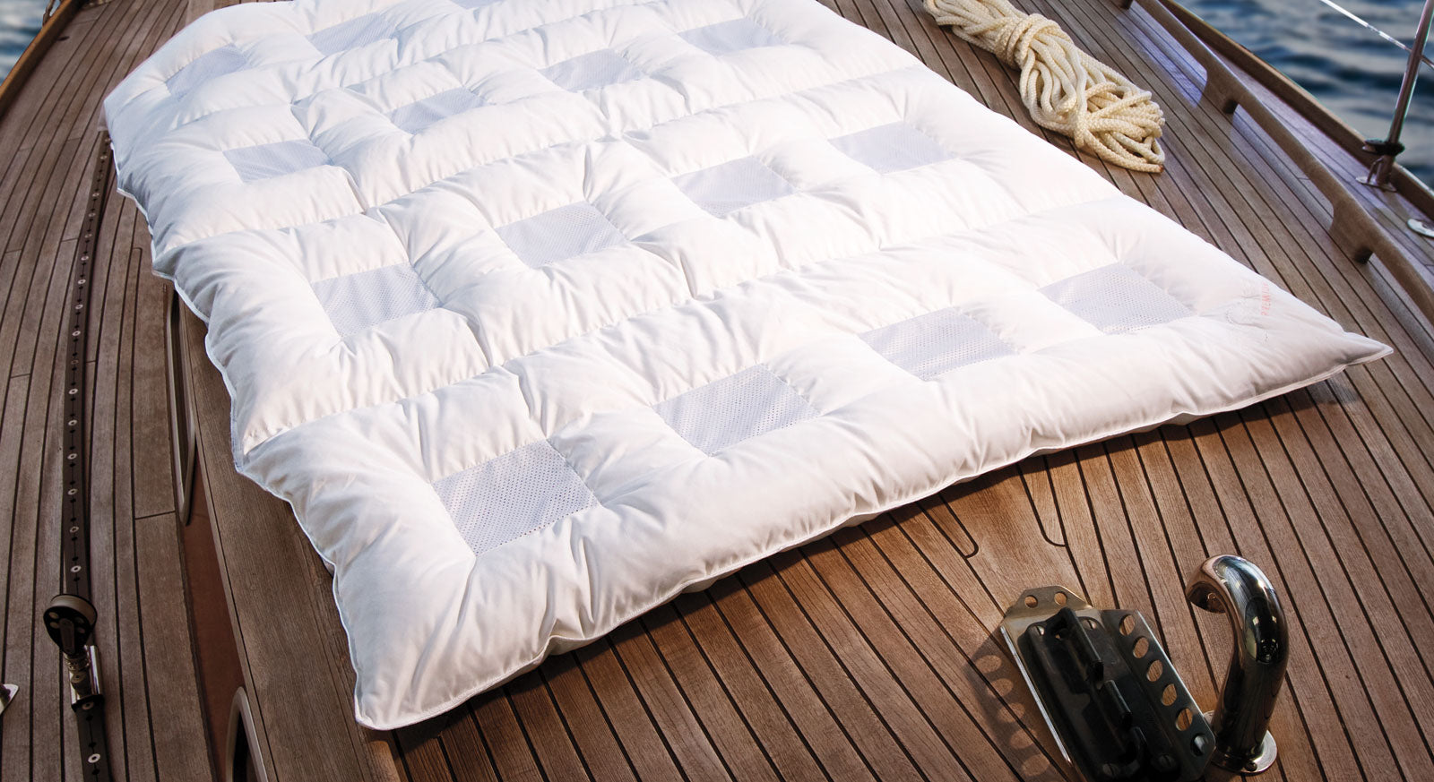 F&uuml;r den besonderen Liegekomfort - Daunen-Bettdecke "clima balance comfort medium".