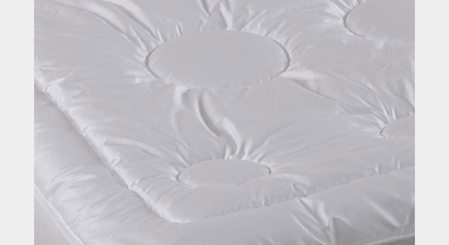 Hier sehen Sie den edlen Baumwoll-Feinsatin-Bezug mit hochwertiger Kreissteppung und Randrolle im Detail.