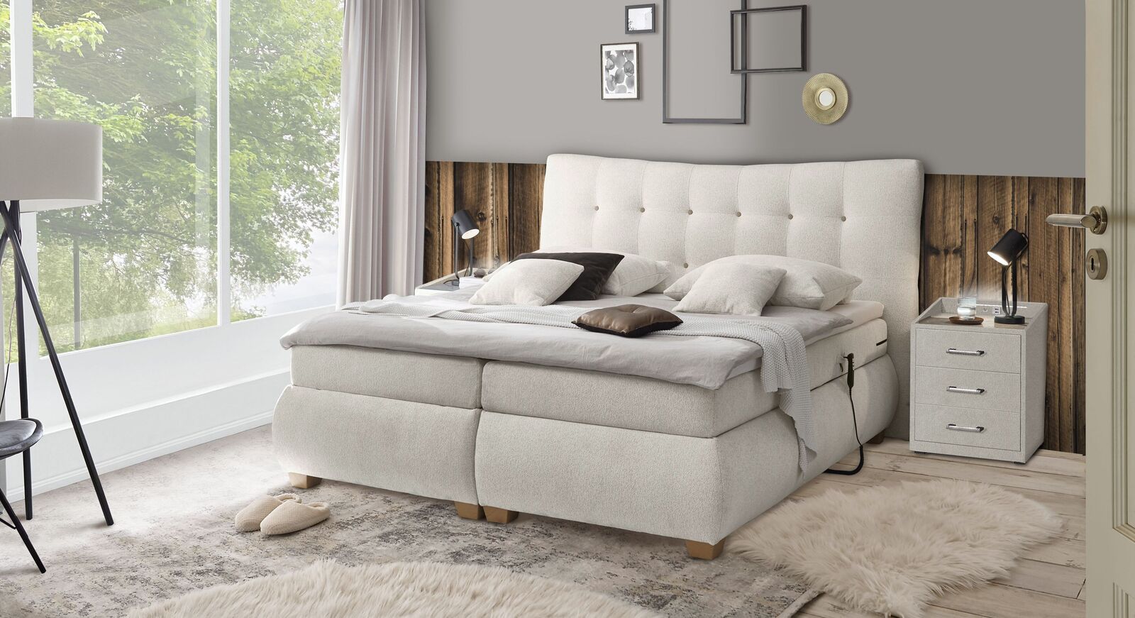 Das geschmackvolle Elektro-Boxspringbett "Randy" im Modern Style mit volumin&ouml;sem Bettrahmen und geschwungenem Kopfteil.