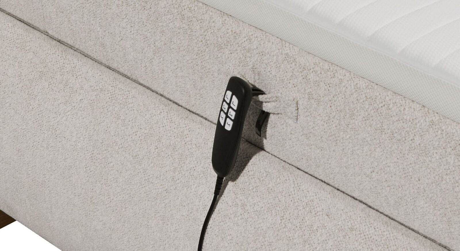 Im Lieferumfang des Elektro-Boxspringbettes "Randy" sind zwei kabelgebundene Fernbedienungen inklusive.