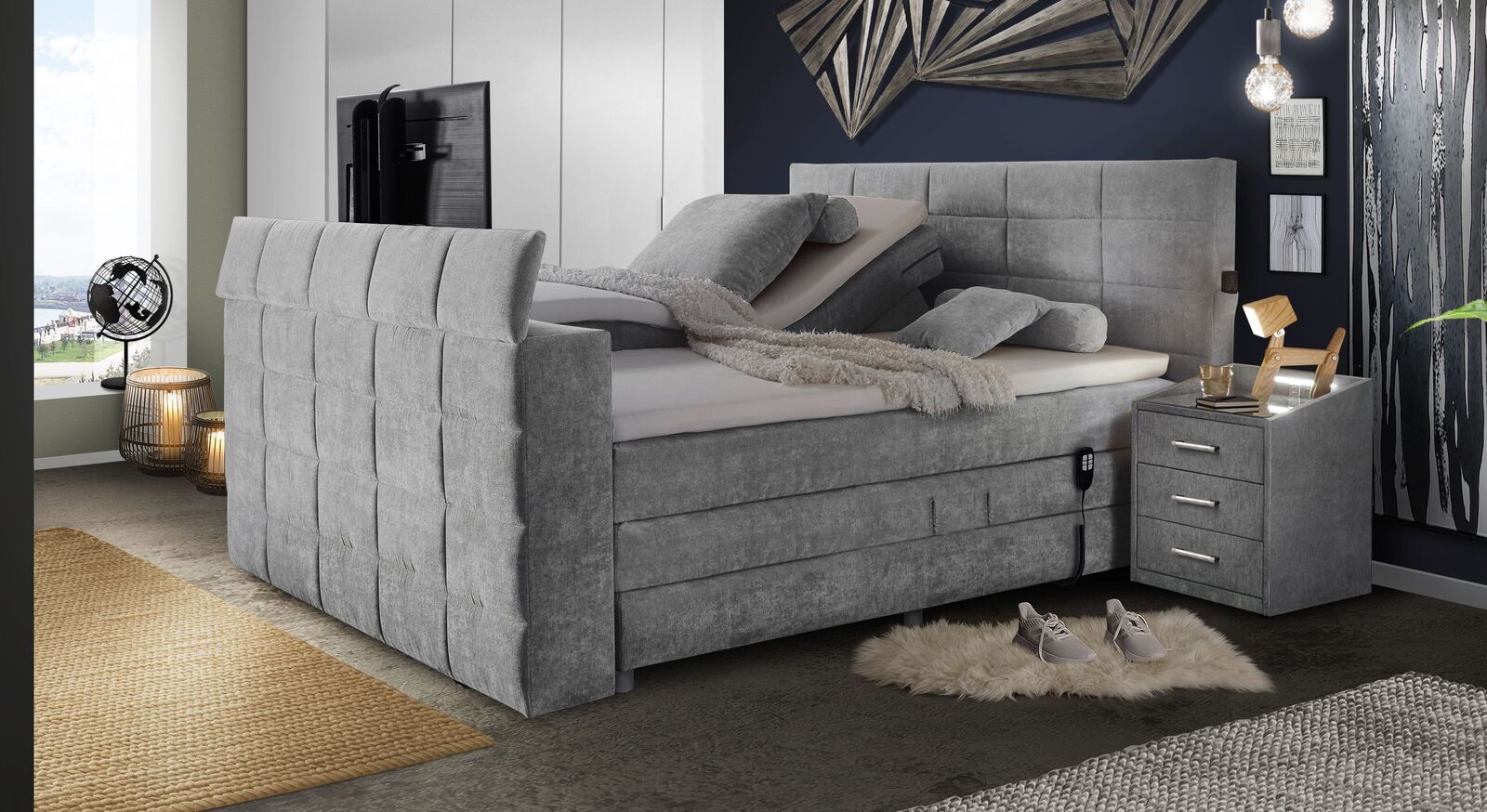 Das Boxspringbett "Skylar" verf&uuml;gt &uuml;ber eine elektrisch verstellbare Liegefl&auml;che und eine praktische TV-Halterung (TV-Ger&auml;t nicht inklusive).