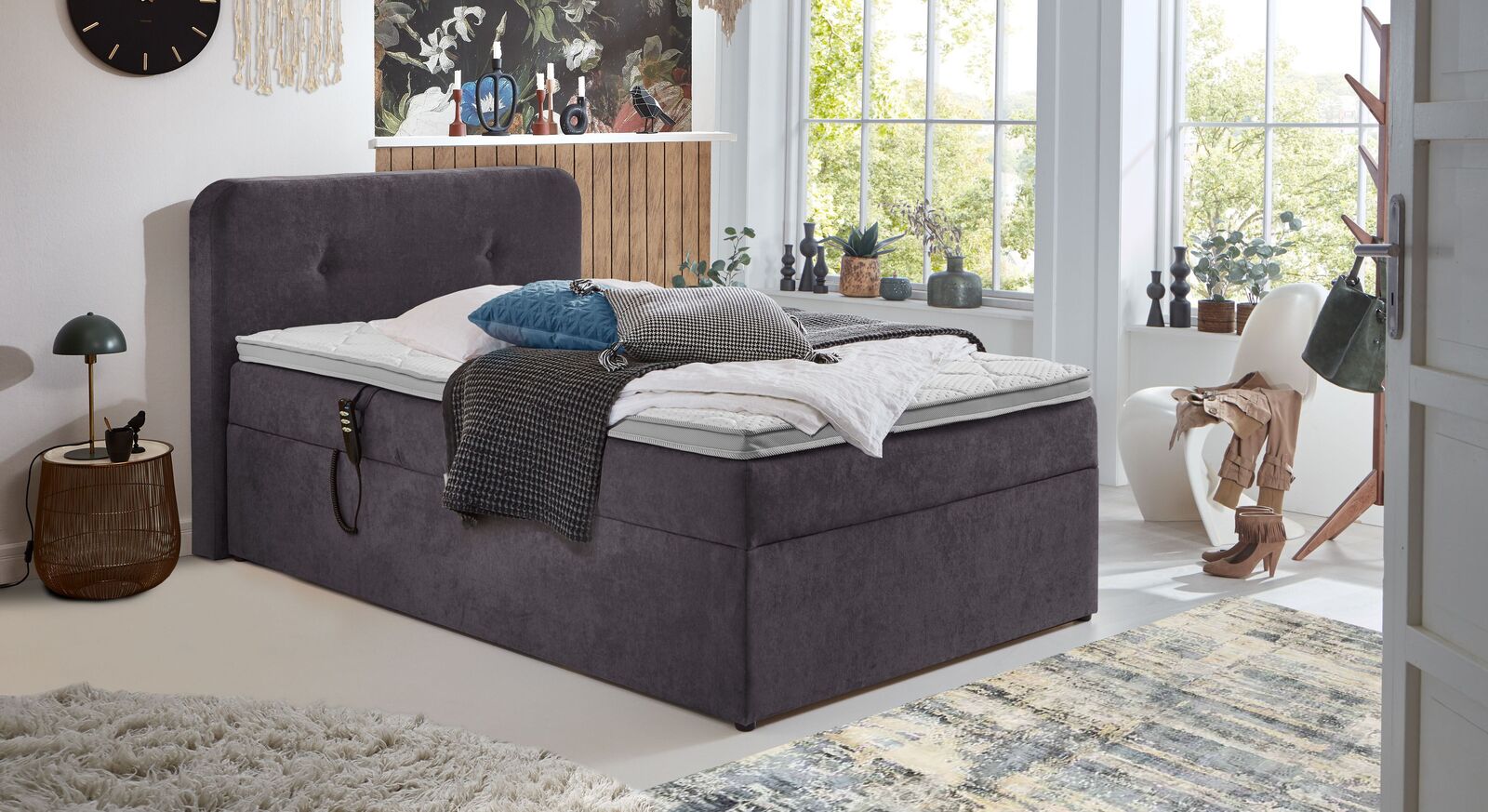 Gem&uuml;tlicher Retro-Look: Das graue Elektro-Einzel-Boxbett "Paden" wird inklusive Matratze und Topper geliefert.