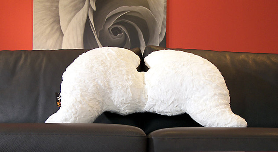 Kuschelig weiches und bequemes MeroWings-Kissen "Joy" Naboa in Fl&uuml;gelform mit Kunstfellbezug.