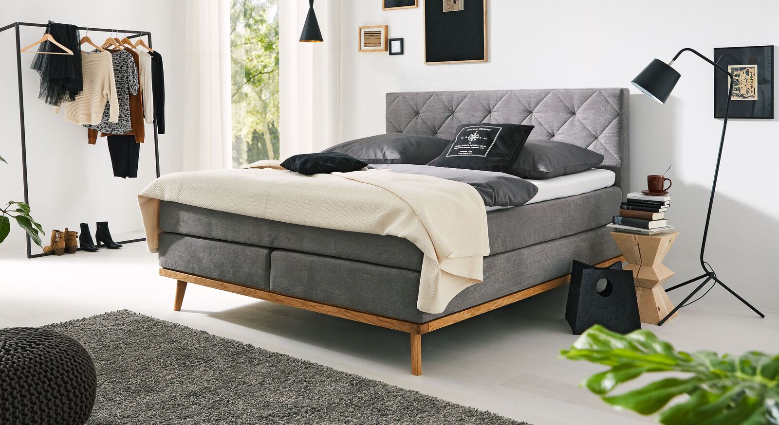 Das exklusive MUSTERRING Boxspringbett "Delphi" mit Rautensteppung am Kopfteil und elegantem Massivholz-Unterbau.