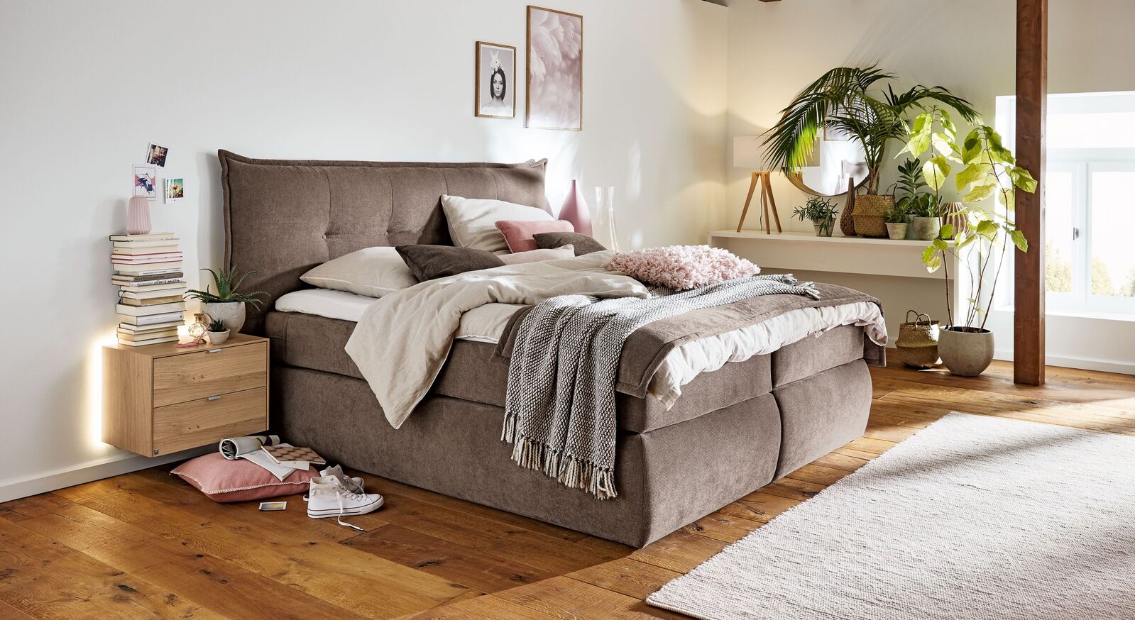 Das MUSTERRING Bettkasten-Boxspringbett "Felina-Case" Fledermaus mit Flatter-Kopfteil in Kissenoptik inklusive Heftung und Steppung.