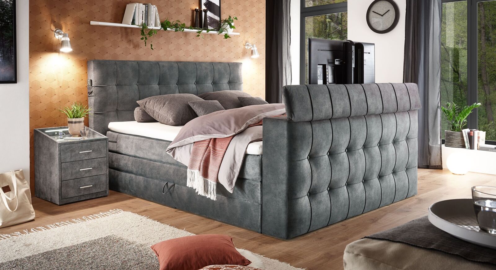 Das SET ONE Bettkasten-Boxspringbett "Richmond" in Anthrazit verf&uuml;gt &uuml;ber eine praktische TV-Halterung (TV-Ger&auml;t nicht inklusive).