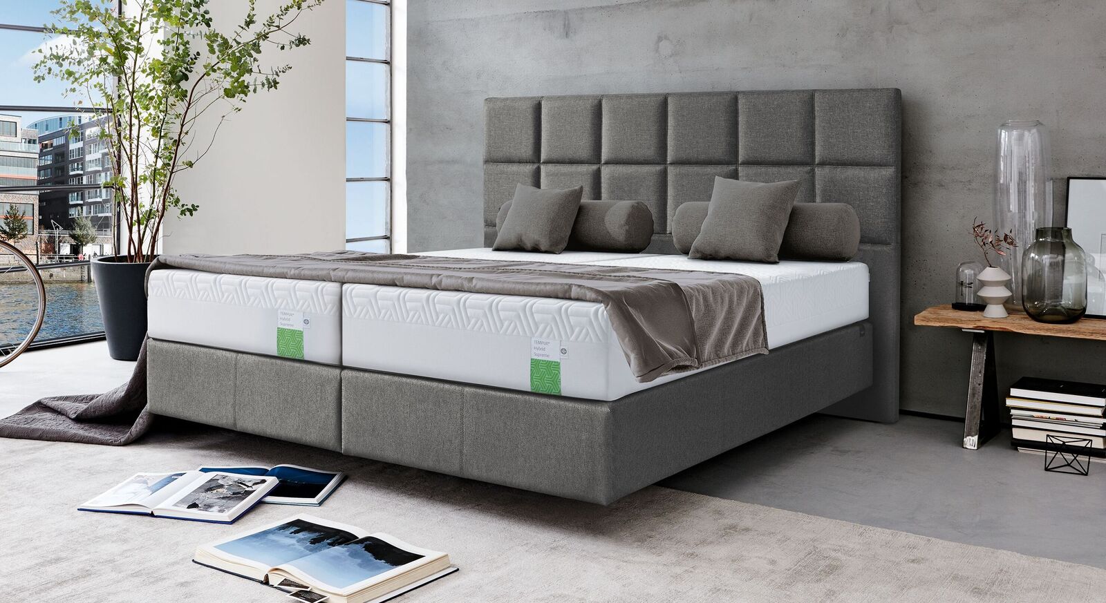 Das TEMPUR<sup>&reg;</sup> Boxspringbett "Flat" Check Express mit quadratisch gestepptem Polster-Kopfteil verspricht Entspannung pur.